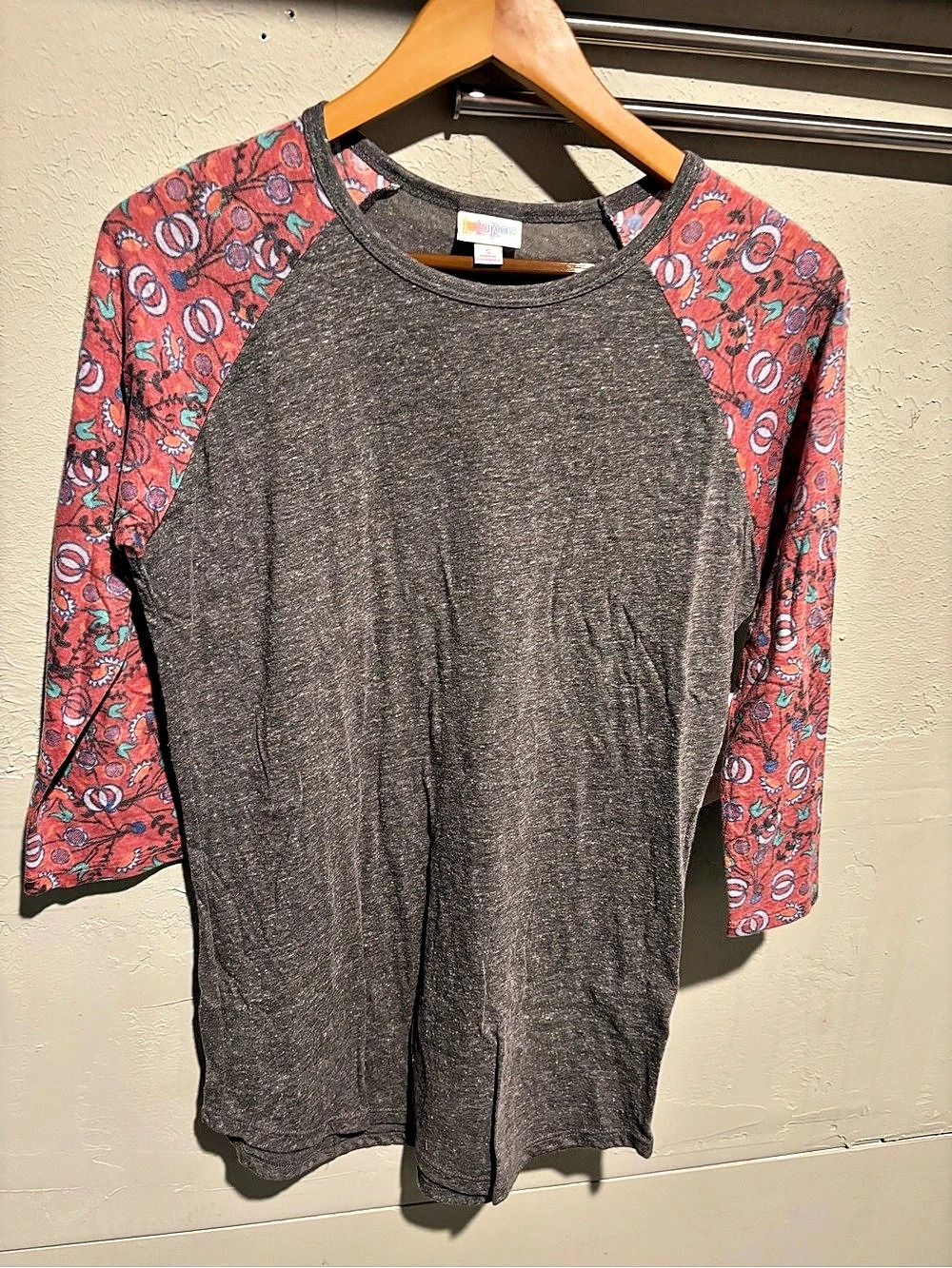 Lularoe Long Sleeve Randy Top in Gray & Red Size Small NWT